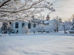 学院大厅和校园附近地区被大雪覆盖.